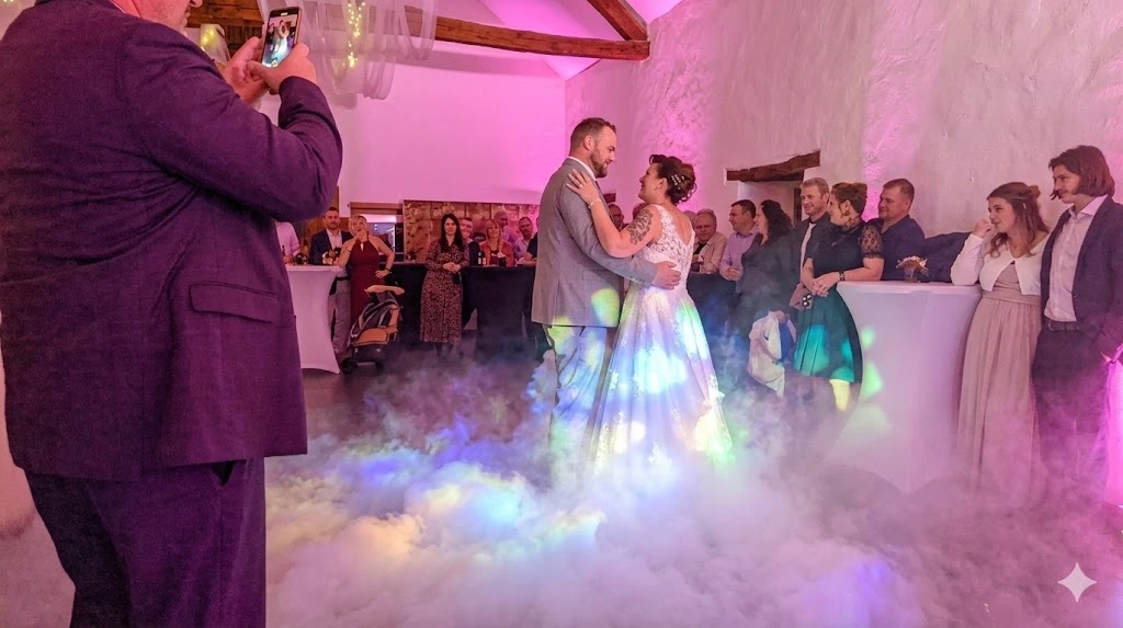 Gasten kijken toe bij een romantische dans in Hoensbroek met effecten van CrazyVibes.