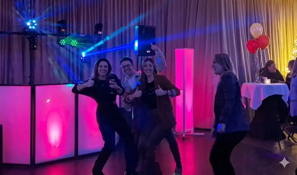 DJ-set met lasers en verlichte zuilen tijdens een event in Echt door Crazy4Sound.