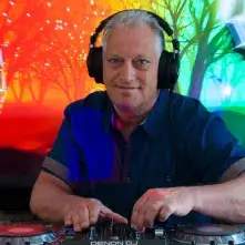 DJ CrazyVibes draait muziek met koptelefoon achter DJ-controller tijdens kleurrijk feest