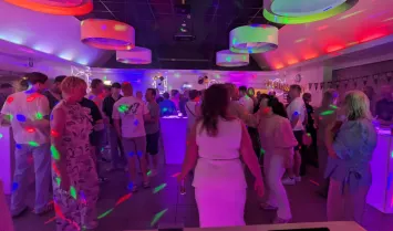 Sfeervolle discolampen op een verjaardagsfeest in Echt door Crazy4Sound.