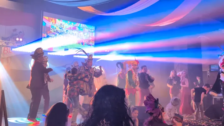 De Carnavalsprins van Maasbracht met de jeugd op het podium in De Spil, verlicht door Crazy4Sound in de regio Echt